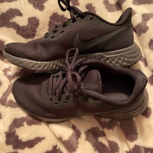 Womens Nike Shoes size 7 and 1/2.